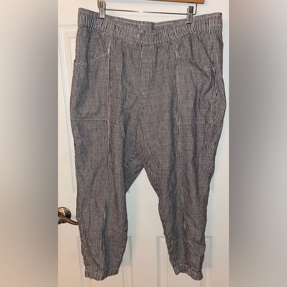 Old Navy Women’s Black and White Striped Capr Pants XL - Picture 2 of 4